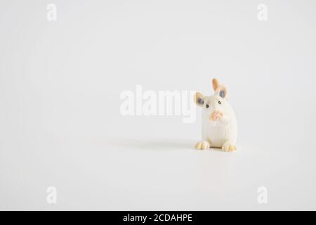 mouse giocattolo bianco in miniatura, mouse giocattolo isolato in plastica su sfondo bianco Foto Stock