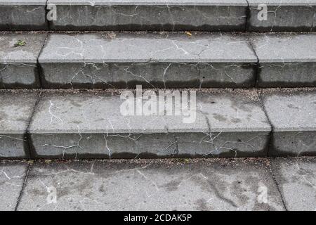 Diverse viste all'aperto su scale in cemento e metallo Foto Stock