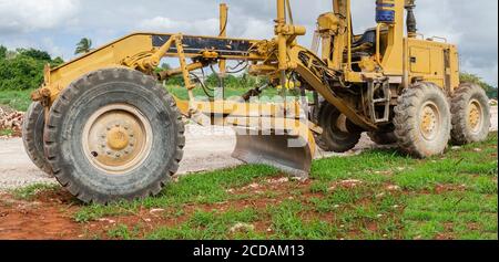 Motorgrader parcheggiato sul cantiere stradale Foto Stock