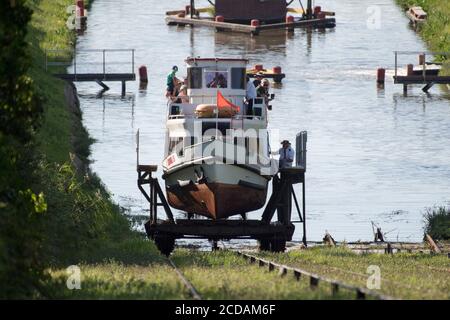 Piano inclinato a Jelenie, Polonia. 16 agosto 2020, uno di cinque, a 84 km di lunghezza Kanal Elblaski (canale Elblag) progettato nel 1825 al 1844 da Georg Steenk Foto Stock