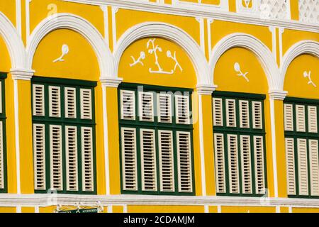 Particolare del Penha Building, costruito nel 1708 in stile coloniale olandese e oggi grande magazzino all'angolo tra Handelskade e Breedestraat a Willemst Foto Stock