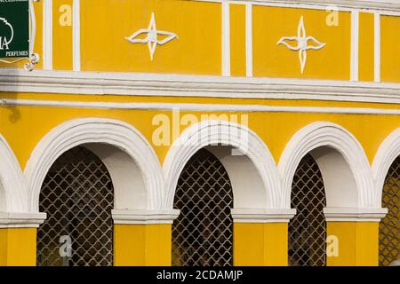 Particolare del Penha Building, costruito nel 1708 in stile coloniale olandese e oggi grande magazzino all'angolo tra Handelskade e Breedestraat a Willemst Foto Stock