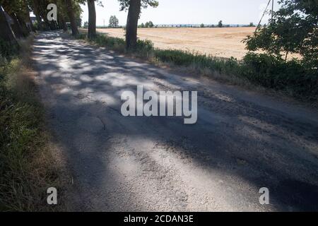 Buchi nella strada a Protowo, Polonia. 16 agosto 2020 © Wojciech Strozyk / Alamy Stock foto Foto Stock