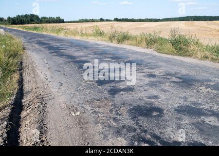 Buchi nella strada a Protowo, Polonia. 16 agosto 2020 © Wojciech Strozyk / Alamy Stock foto Foto Stock