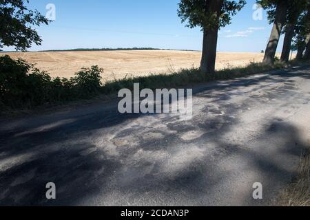 Buchi nella strada a Protowo, Polonia. 16 agosto 2020 © Wojciech Strozyk / Alamy Stock foto Foto Stock