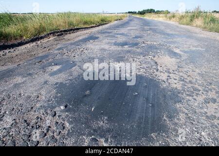 Buchi nella strada a Protowo, Polonia. 16 agosto 2020 © Wojciech Strozyk / Alamy Stock foto Foto Stock