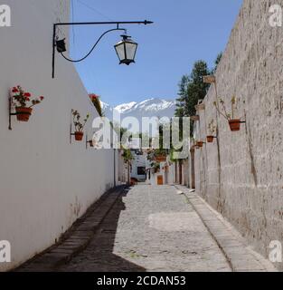 Bella vista in corridoio vicino al punto panoramico Yanahuara in Arequipa Foto Stock