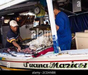 Il mercato galleggiante o Drijvende Markt sul Waaigat nella sezione di Punda di Willemstad, la capitale dell'isola caraibica di Curacao nel Nether Foto Stock