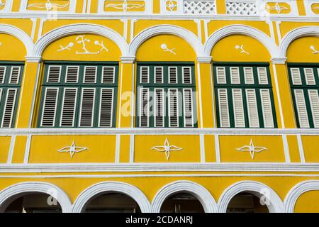 Particolare del Penha Building, costruito nel 1708 in stile coloniale olandese e oggi grande magazzino all'angolo tra Handelskade e Breedestraat a Willemst Foto Stock