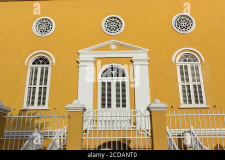 L'ex Tempio Emanu-el, fu una sinagoga ebraica, costruita nel 1867. Ora è la Procura pubblica, situata in Piazza Pietermaai, nel Pund Foto Stock