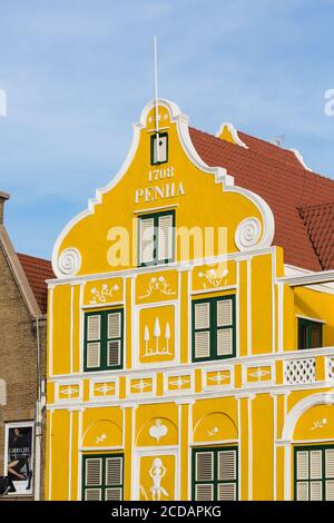 Particolare del Penha Building, costruito nel 1708 in stile coloniale olandese e oggi grande magazzino all'angolo tra Handelskade e Breedestraat a Willemst Foto Stock