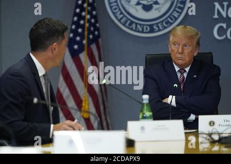 Il presidente degli Stati Uniti Donald J. Trump ascolta il Segretario statunitense per la sicurezza interna Chad F. Wolf mentre lui e il Vice Presidente degli Stati Uniti Mike Pence visitano il quartier generale della Federal Emergency Management Agency (FEMA) per un briefing sull'uragano Laura.Credit: Erin Scott/Pool via CNP /MediaPunch Foto Stock