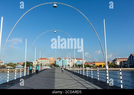 Il Queen Emma Bridge è un ponte sospeso originariamente costruito nel 1888 attraverso la Baia di Sant'Anna, che collega Otrabanda e Punda a Willemstad, il capi Foto Stock