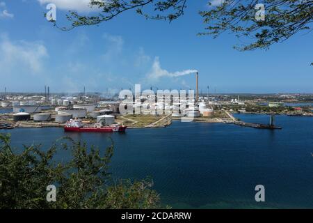 La raffineria Isla Oil nel porto di Willemstad, capitale della nazione dell'isola caraibica di Curacao nella laguna di Schottegat, una grande laguna naturale Foto Stock