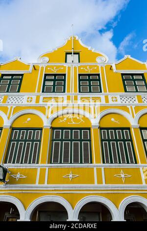 Particolare del Penha Building, costruito nel 1708 in stile coloniale olandese e oggi grande magazzino all'angolo tra Handelskade e Breedestraat a Willemst Foto Stock