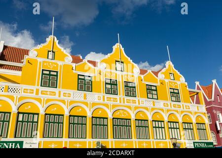 Particolare del Penha Building, costruito nel 1708 in stile coloniale olandese e oggi grande magazzino all'angolo tra Handelskade e Breedestraat a Willemst Foto Stock