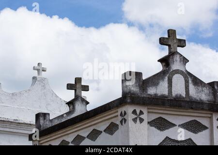 Dettaglio architettonico delle cripte di sepoltura nel cimitero di Chichicastenango, Guatemala. Foto Stock