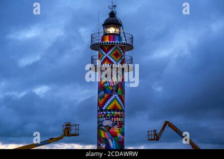 L'artista spagnolo Okuda San Miguel termina il suo murale sul faro Ajo di Bareyo, Cantabria, nel nord della Spagna Foto Stock