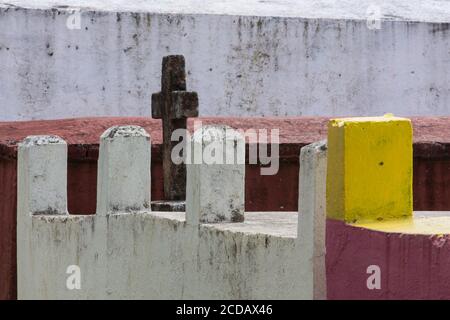 Dettaglio architettonico delle cripte di sepoltura nel cimitero di Chichicastenango, Guatemala. Foto Stock