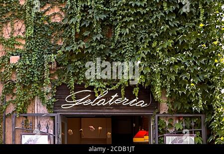 Gelateria, gelateria italiana, insegna al neon, nel quartiere Monti. Facciata di edera Roma, Italia, Europa. Primo piano, dettaglio. Foto Stock