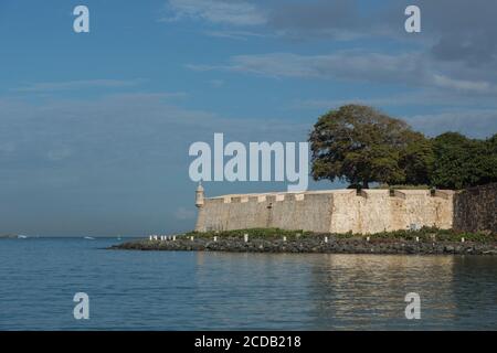 Un tempo, la città vecchia di San Juan, Puerto Rico, era circondata da un muro fortificato della città. Queste fortificazioni fanno parte del San Juan National H. Foto Stock