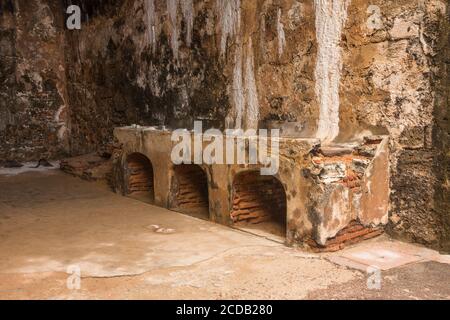 Questo casemato serviva come una cucina al piano inferiore della piazza del Castillo San Felipe del Morro nella Vecchia San Juan, Puerto Rico. San Juan National Historic Foto Stock