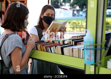 Lisbona, Portogallo. 27 Agosto 2020. La gente visita la Fiera del Libro di Lisbona 2020 al Parque Eduardo VII di Lisbona, Portogallo, il 27 agosto 2020. La 90a edizione della Fiera del Libro di Lisbona, originariamente prevista per maggio/giugno, si terrà dal 27 agosto al 13 settembre, a causa della pandemia del Covid-19. Credit: Pedro Feuza/ZUMA Wire/Alamy Live News Foto Stock