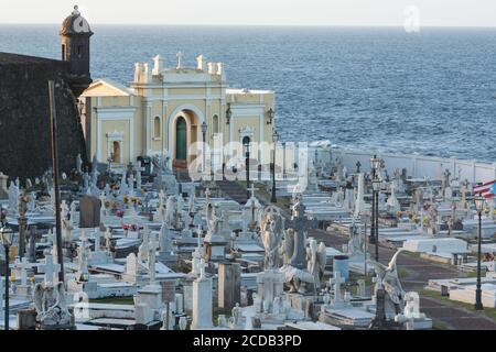 Il Cimitero di Maria Maddalena de Pazzis vicino all'oceano, fuori dalle mura della città vecchia di San Juan, Puerto Rico, e vicino al Castillo San Felipe del Morro Foto Stock