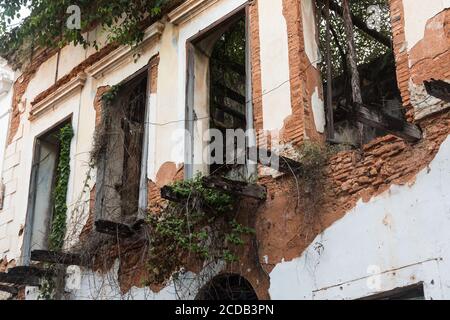 Un edificio derelitto nella storica città coloniale di Old San Juan, Puerto Rico. Foto Stock