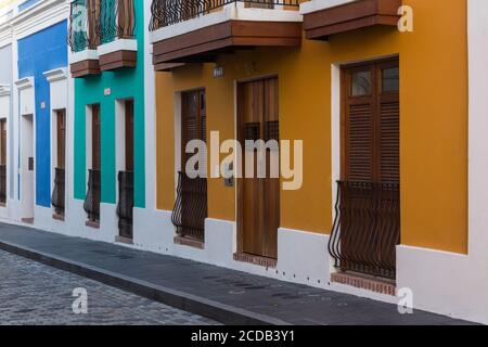 Case colorate su una stretta strada acciottolata nella storica città coloniale di Old San Juan, Puerto Rico. Foto Stock