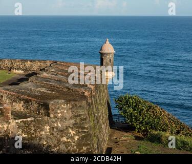 Un tempo, la città vecchia di San Juan, Puerto Rico, era circondata da un muro fortificato della città. Queste fortificazioni fanno parte del San Juan National H. Foto Stock