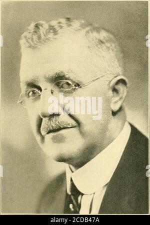 . Storia di Milwaukee, città e contea. Suo suocero nel commercio. Hanno un bambino. HazelKeller. I due membri più giovani della famiglia sono Dora ed Elsie. Nel 1912 Sharp sposò la signora Etta S. Hoskinson, di Milwaukee. Fraternally il sig. Sharp è identificato con i Masons, holding membership in Kil-bourn Lodge, No. 3, F. & A. M.; Kilbourn Chapter, No. 1, R. A. M.; Ivanhoe COM-mandery. 24, K. T.; e il Tempio di Tripoli del Santuario Mistico. Ha gradito il trentaduesimo grado del rito scozzese. Socialmente è conosciuto come amember del Milwaukee Athletic Club, il Blue Mountain Foto Stock