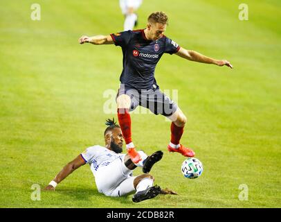 Chicago Fire FC Forward Fabian Herbers (21) combatte per Palla contro Major League Soccer (MLS) FC Cincinnati difensore Kendall Waston (2) su Tuesd Foto Stock