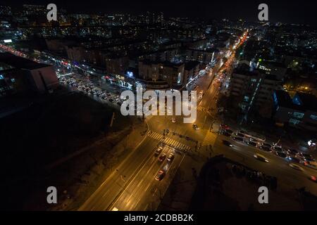 Prishtina, KOSOVO - 11 NOVEMBRE 2016: Vista notturna Dell'Incrocio tra Bill Clinton Boulevard e George W Bush Bd con le auto che passano Pristina è K Foto Stock