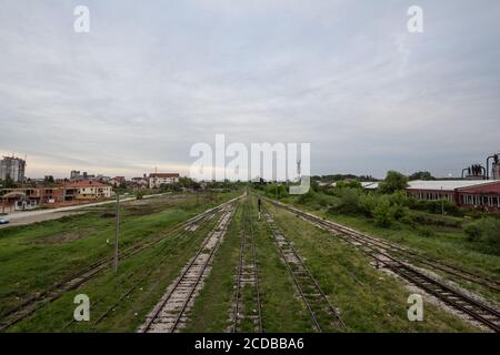 Stazione ferroviaria abbandonata a Brcko con vecchie piattaforme e ringhiere arrugginite. Brcko è una città della Bosnia, vicino al confine con la Croazia. Immagine dell'abbandono Foto Stock