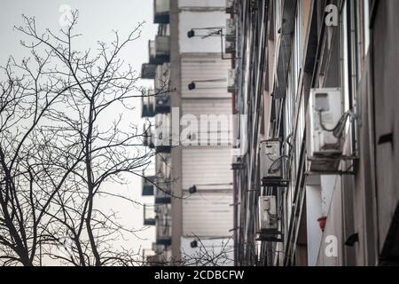 Le unità aria condizionata o AC, sul display con i loro fan su un decadimento facciata di un vecchio edificio di Belgrado, Serbia, l'Europa. Essi sono usati per raffreddare d Foto Stock