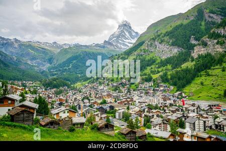 Paesaggio urbano aereo di Zermatt con cima del Cervino sullo sfondo e sovrastato Tempo durante l'estate a Zermatt Svizzera Foto Stock
