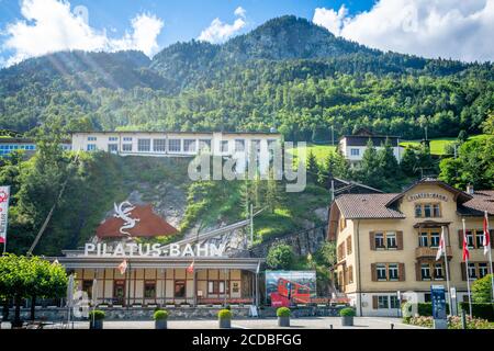 Alpnachstad Svizzera , 29 giugno 2020 : Vista frontale della stazione ferroviaria Pilatus Bahn, sede della più ripida ferrovia a cremagliera del mondo e della montagna Foto Stock