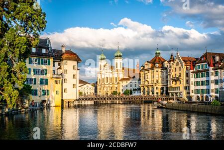 Paesaggio panoramico della città vecchia di Lucerna al tramonto con Reusbrucke ponte e la Chiesa dei Gesuiti e il fiume Reuss a Lucerna Svizzera Foto Stock