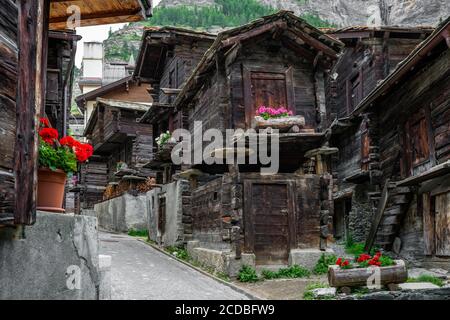 Antico granaio di legno tradizionale svizzero raccard su pali di pietra in Vecchio quartiere Hinterdorf di Zermatt Svizzera Foto Stock