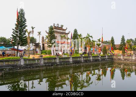 Campo di riso terrazzato all'interno della nebbia e raggio di mattina in Mu Cang Chai Vietnam Foto Stock