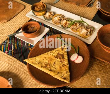 Una tipica colazione Oaxacan di memelas o memelitas e un'empenada farcito con fiori di zucca e formaggio. Foto Stock