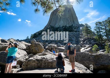 Wyoming, Stati Uniti d'America - 23 giugno 2020: Gli escursionisti turistici camminano verso il monumento nazionale della Devils Tower al mattino, scattando foto e selfie Foto Stock