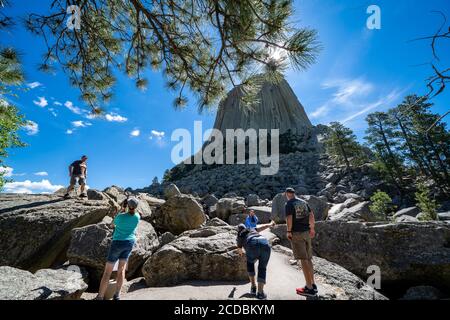 Wyoming, Stati Uniti d'America - 23 giugno 2020: Gli escursionisti turistici camminano verso il monumento nazionale della Torre del Devils in mattinata, scattando foto e selfie, navigando via sul Foto Stock