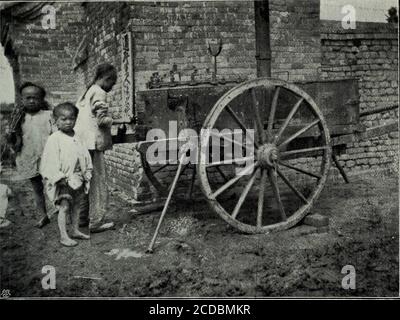 . La guerra russo-giapponese : rapporti medici e sanitari di ufficiali attaccati alle forze giapponesi e russe nel campo, personale generale, Ufficio di guerra, aprile 1908 . All'interno della stazione di acqua potabile al tempio, Ku-cheng-tzu, che mostra il luogo di cucina cinese dove l'acqua è bollita; un secchio di acqua militare giapponese per immagazzinare l'acqua non bollita, e bottiglie riempite con acqua bollita. N. 11. [Dopo pagina 443,. Catturato carro da cucina russo, utilizzato dai giapponesi in una delle loro stazioni d'acqua. Un ragazzo cinese sta riempiendo una bottiglia d'acqua dei soldati giapponesi con acqua bollita dal carro. N. 12. Foto Stock