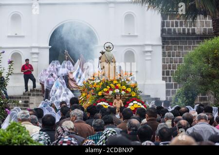 Processione cattolica della Vergine del Carmen in San Pedro La Laguna, Guatemala. Le donne nella tradizione maya abito bianco con mantiglie sopra le loro teste Foto Stock