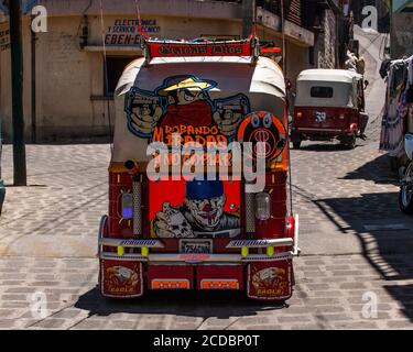 Un tuk tuk tuk o mototaxi altamente decorato e personalizzato a San Pedro la Laguna, Guatemala. I mototassi sono una forma economica di trasporto pubblico in Foto Stock