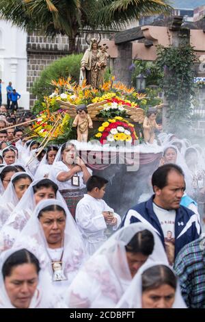 Le donne portano l immagine della Vergine in processione cattolica della Vergine del Carmen in San Pedro La Laguna, Guatemala. Foto Stock