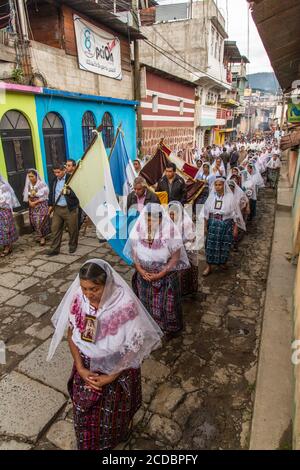 Processione cattolica della Vergine del Carmen in San Pedro La Laguna, Guatemala. Le donne nella tradizione maya abito bianco con mantiglie sopra le loro teste Foto Stock