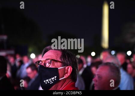 Washington, Stati Uniti. 27 Agosto 2020. I sostenitori aspettano l'inizio della quarta e ultima notte della Convenzione Nazionale Repubblicana, sul prato sud della Casa Bianca a Washington, DC, giovedì 27 agosto 2020. Foto di Kevin Dietsch/UPI Credit: UPI/Alamy Live News Foto Stock